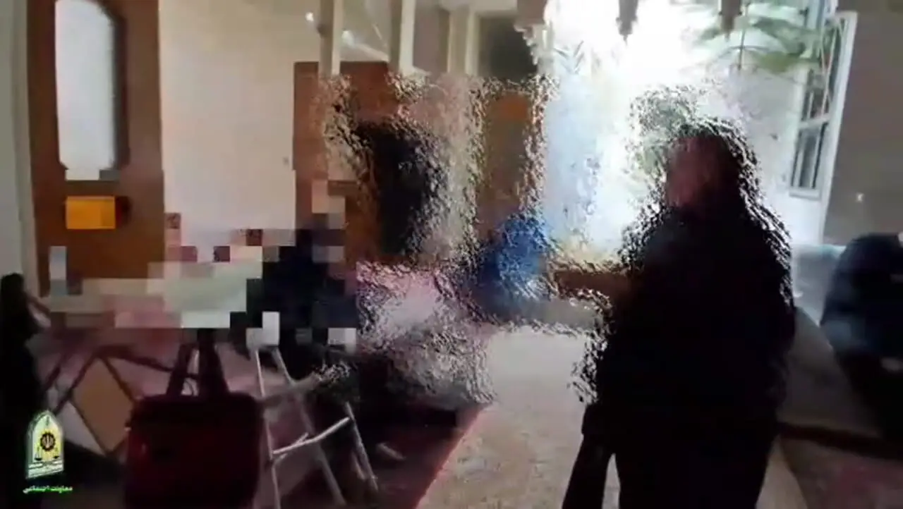 فلیم / حمله با چاقو برای سرقت از زن تنها / باند خانوادگی در دام پلیس افتاد