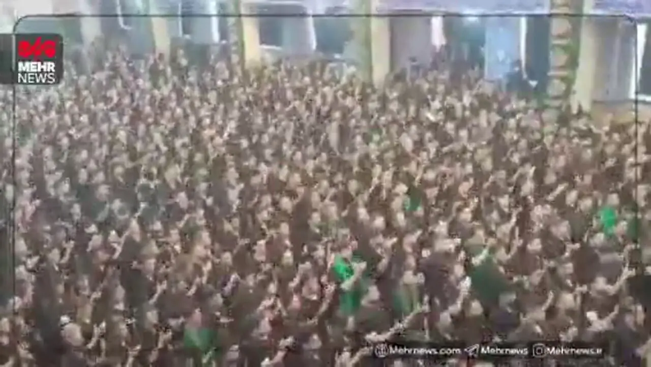 فیلم/ مداحی مصطفی راغب در دل عزاداری محرمی یزد وایرال شد؛ نظم خیره کننده عزاداران یزدی در مراسم سید االشهدا