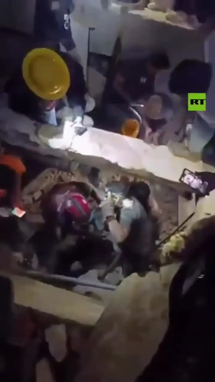 فیلم لحظه نجات معجزه آسای مرد ونزوئلایی از زیر آوار زلزله