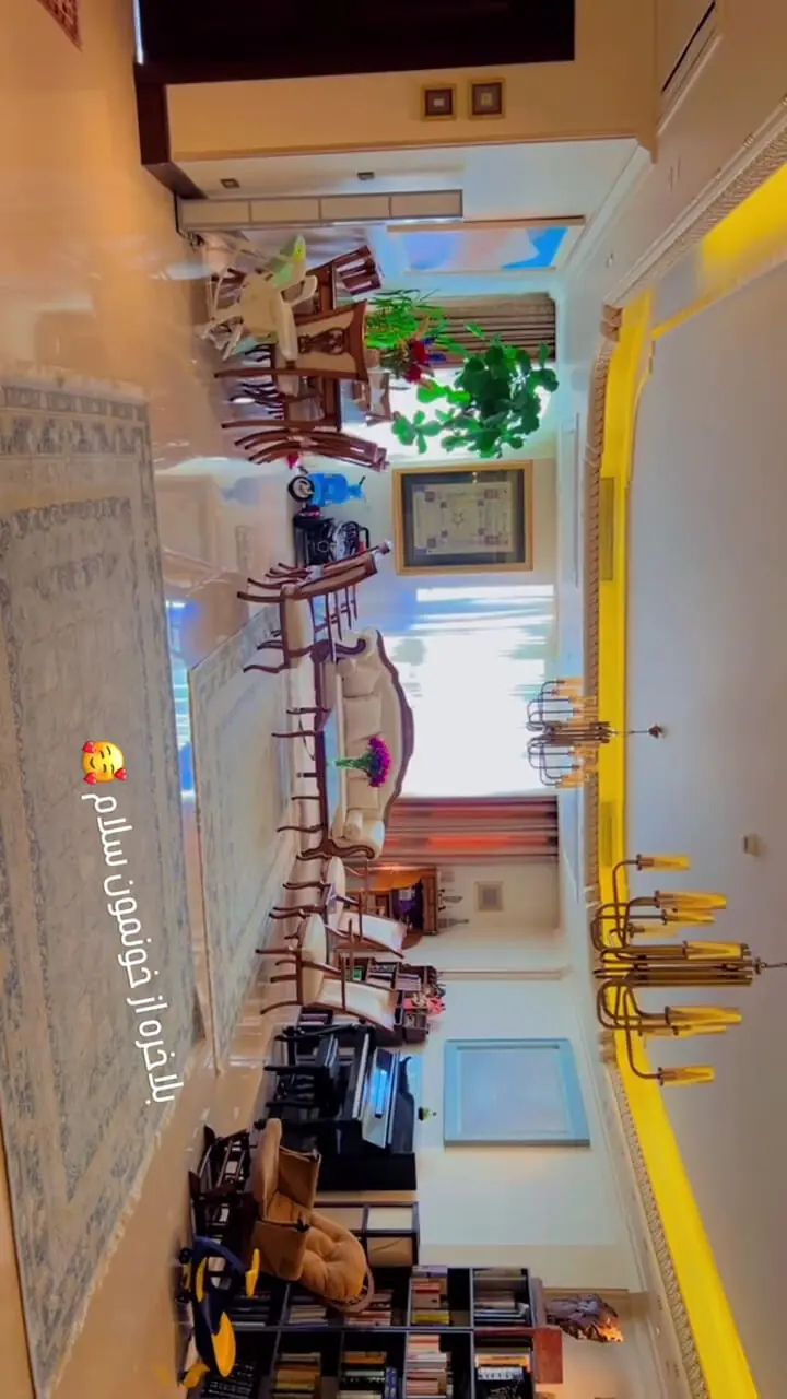 فیلم/ از پیانو و کتابخانه بزرگ تا فرش لاجوردی و مبلمان شیک؛ جزئیات دکوراسیون خانه ستاره سادات قطبی و شهرام شکیبا مجریان برنامه هلال