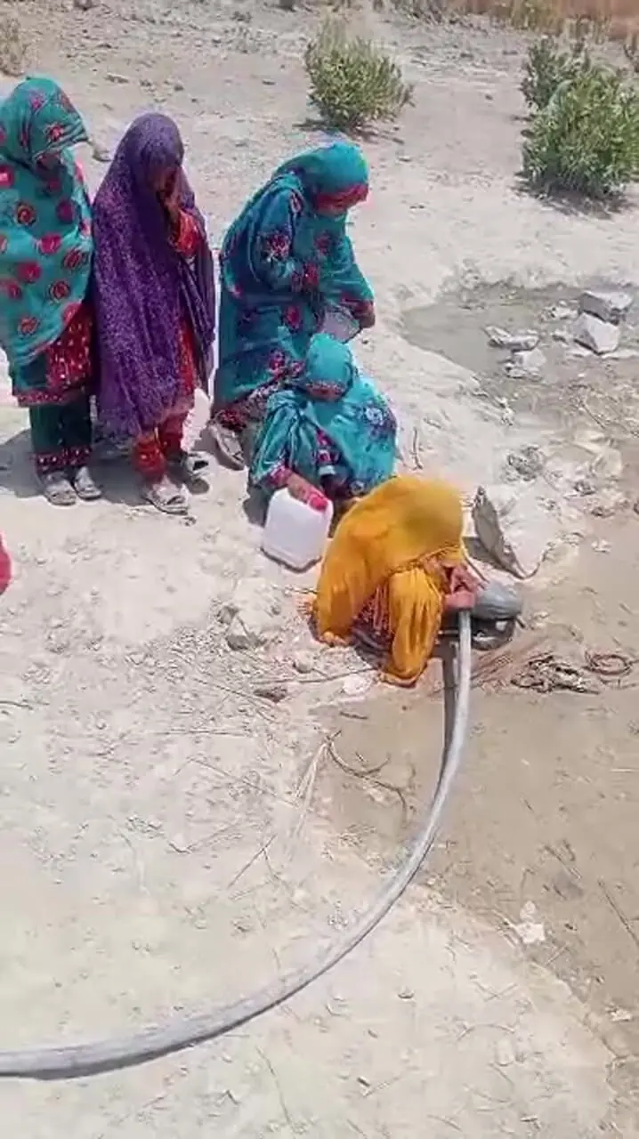 فیلم / یک کیلومتر پیاده روی دختران با آب بر دوش؛ کودکان عشایری مهرستان در انتظار یک پمپ و کمک خیران