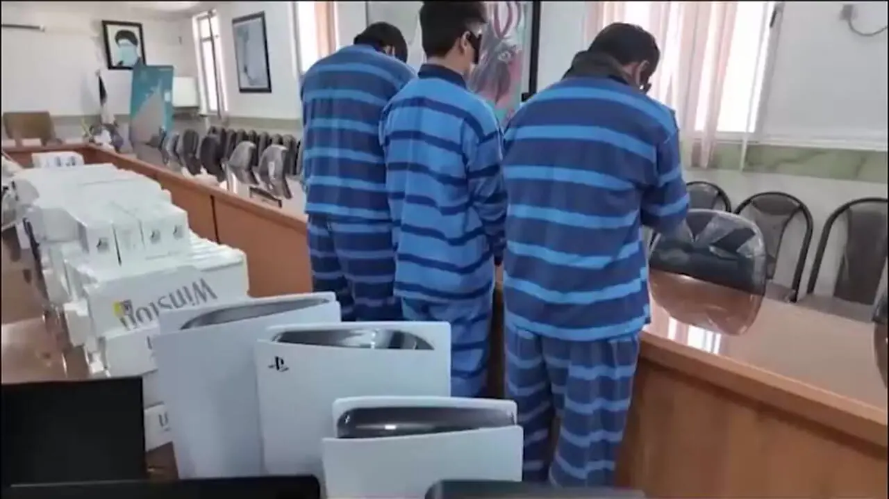 فیلم لحظه سرقت و بازداشت باند کرکره‌شکن‌ها در بوشهر/ 4 سارق حرفه‌ای دستگیر شدند