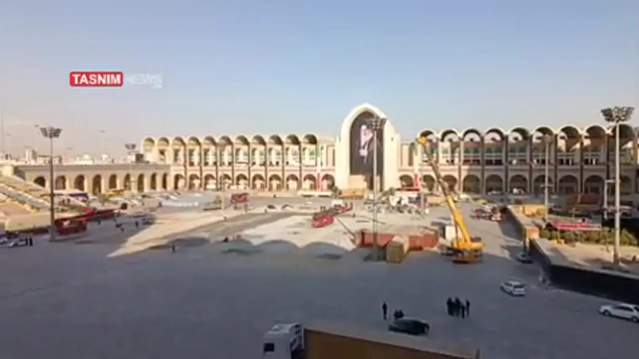 فیلم / نمایی دیگر از مصلی تهران در حال آماده‌سازی برای مراسم رهبر شهید