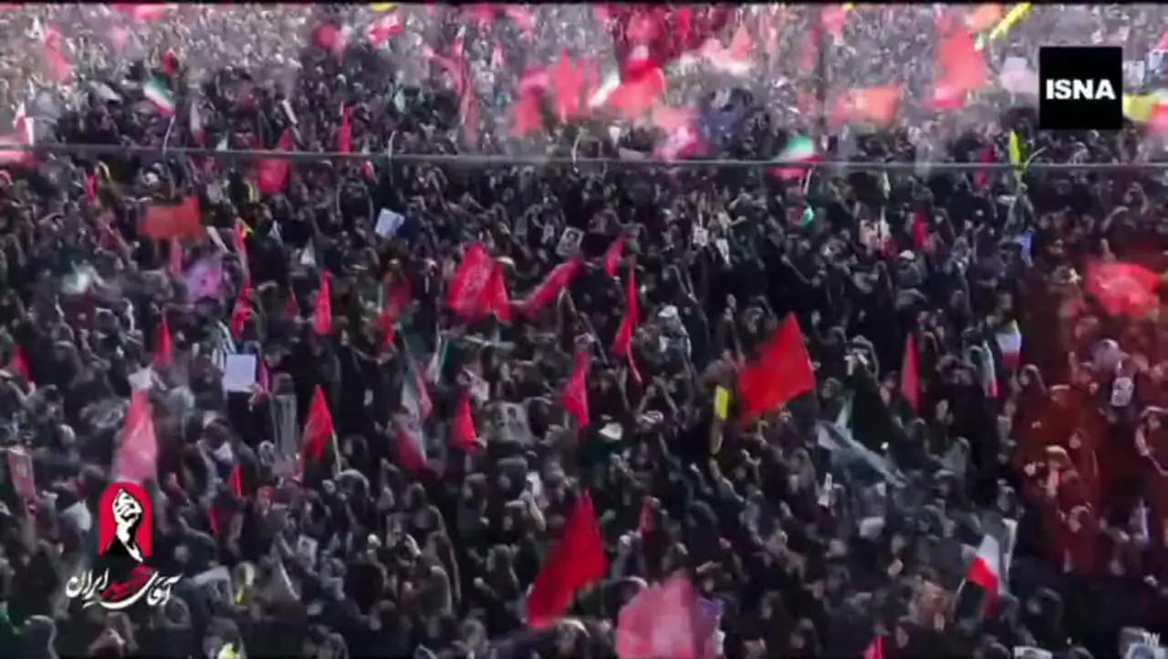فیلم سیل جمعیت در مصلی تهران همزمان با نخستین ساعات وداع با رهبر شهید