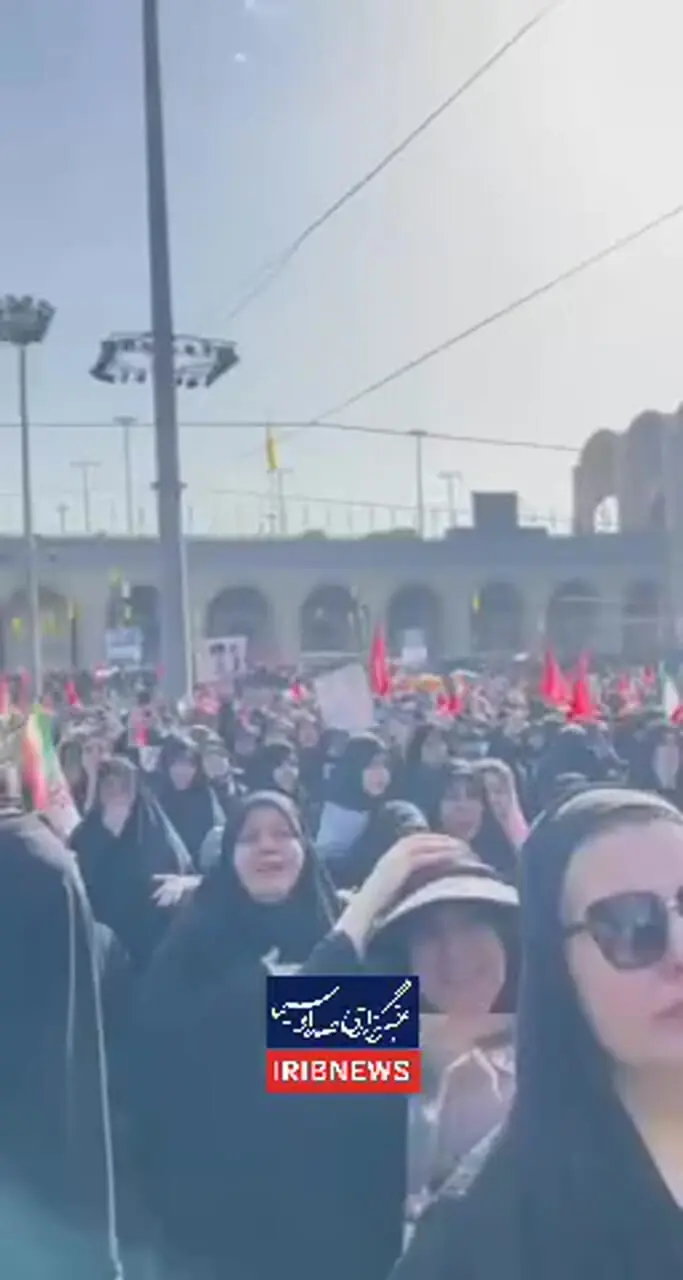 واکنش سوزناک مردم به پخش صدای رهبر شهید انقلاب در مصلی + فیلم