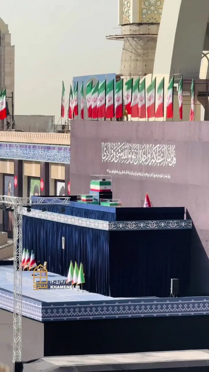 تصاویر مراسم صبح امروز؛ وداع مردم با پیکرهای مطهر رهبر شهید انقلاب و شهدای خانواده ایشان در مصلای تهران + فیلم