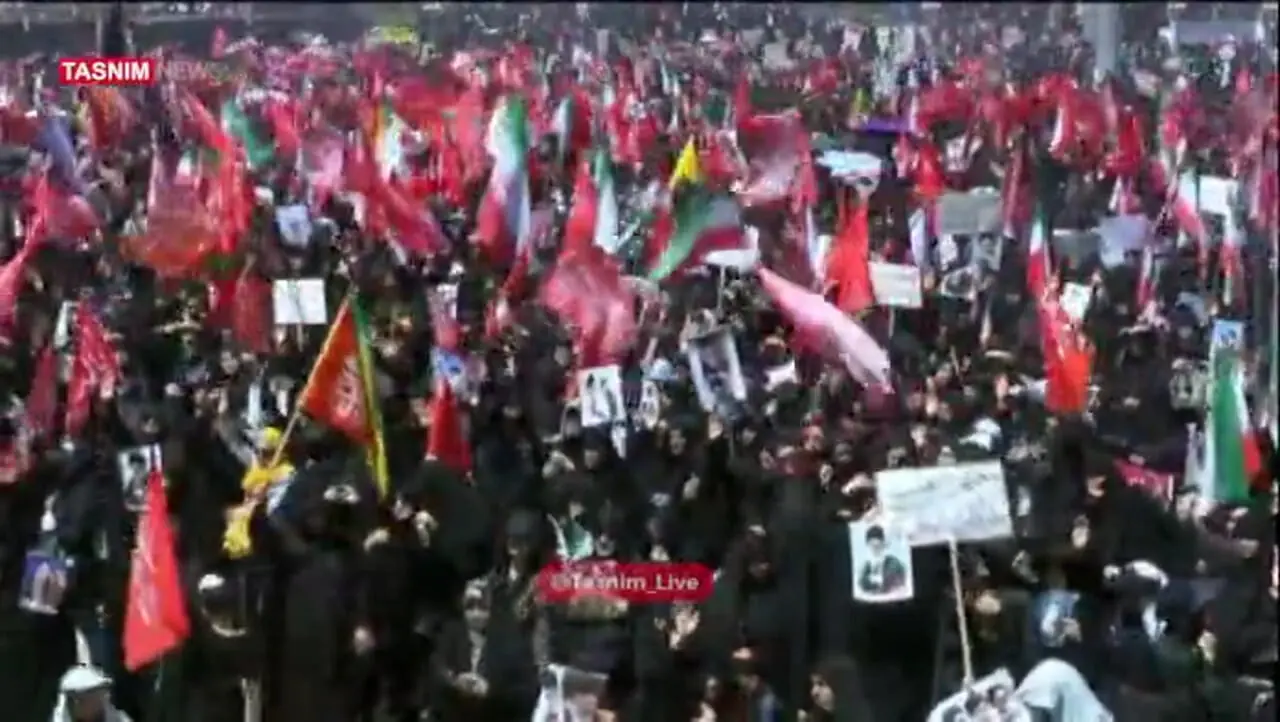 شعار «خامنه‌ ای زنده است، ایران پاینده است» در مصلای تهران طنین‌ انداز شد + فیلم
