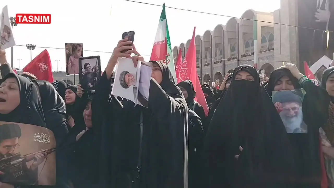 لحظه بغض مردم لرستان مقابل تابوت رهبر شهید؛ صحنه‌ ای که دل‌ ها را لرزاند + فیلم