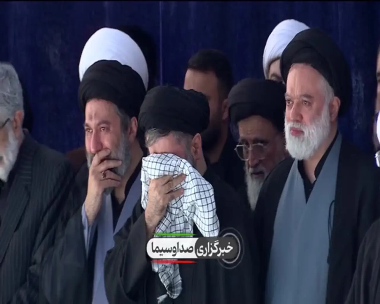 گریه جانسوز فرزندان رهبر بر پیکر امام شهید در مصلی