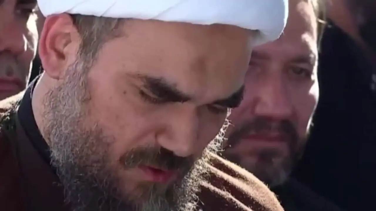 وداع جانگداز پدر نوه آیت الله خامنه ای با پیکر دختر ۱۴ ماهه‌اش در مصلی + فیلم
