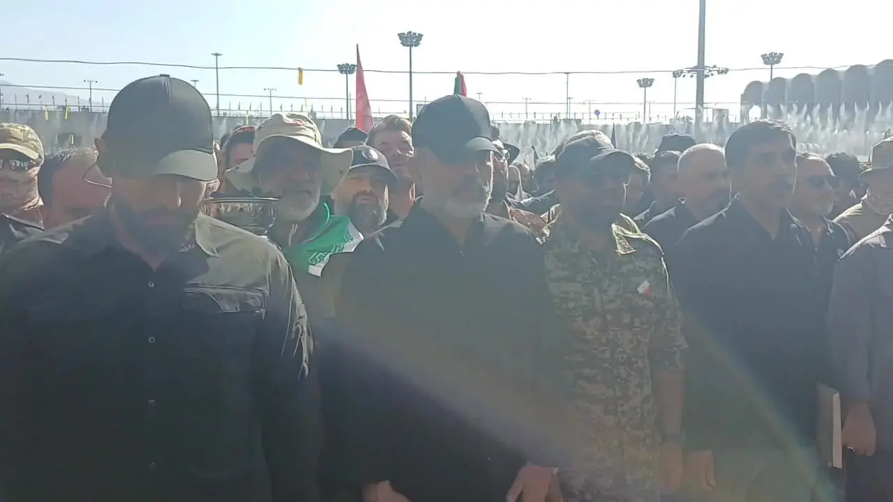 حضور سردار وحیدی در صف اول نماز بر پیکر پاک امام شهید و خانواده اش