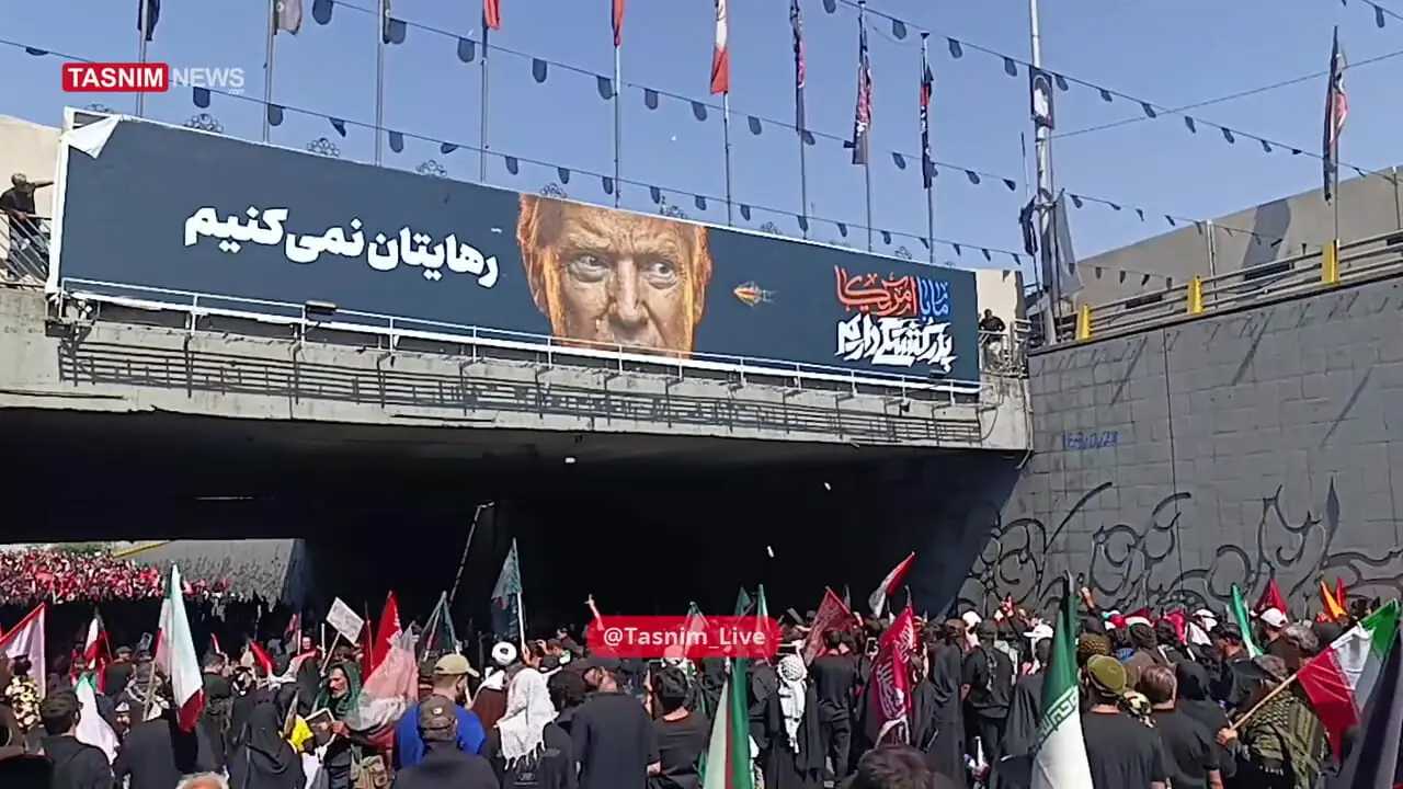 فیلم سنگ پرانی به عکس ترامپ در مراسم بدرقه آقای شهید ایران 