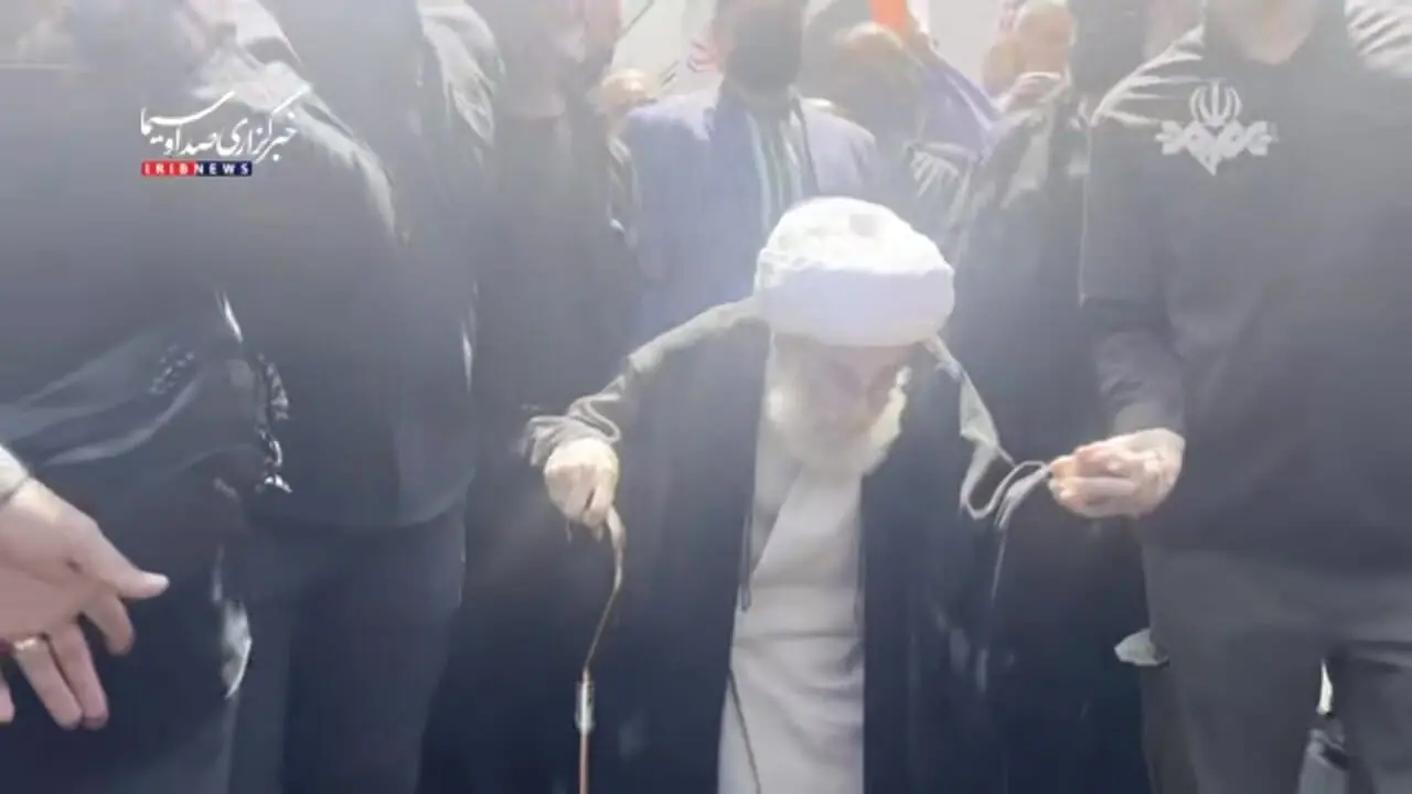 فیلم حضور آیت‌الله جنتی در مراسم تشییع رهبر شهید انقلاب / در این سن و سال سختش بود اما آمد