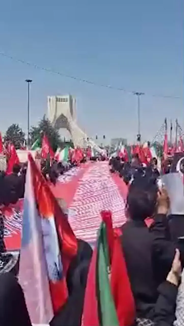 فیلم برافراشته شدن پرچم بلند خونخواهی رهبر شهید در ورودی میدان آزادی