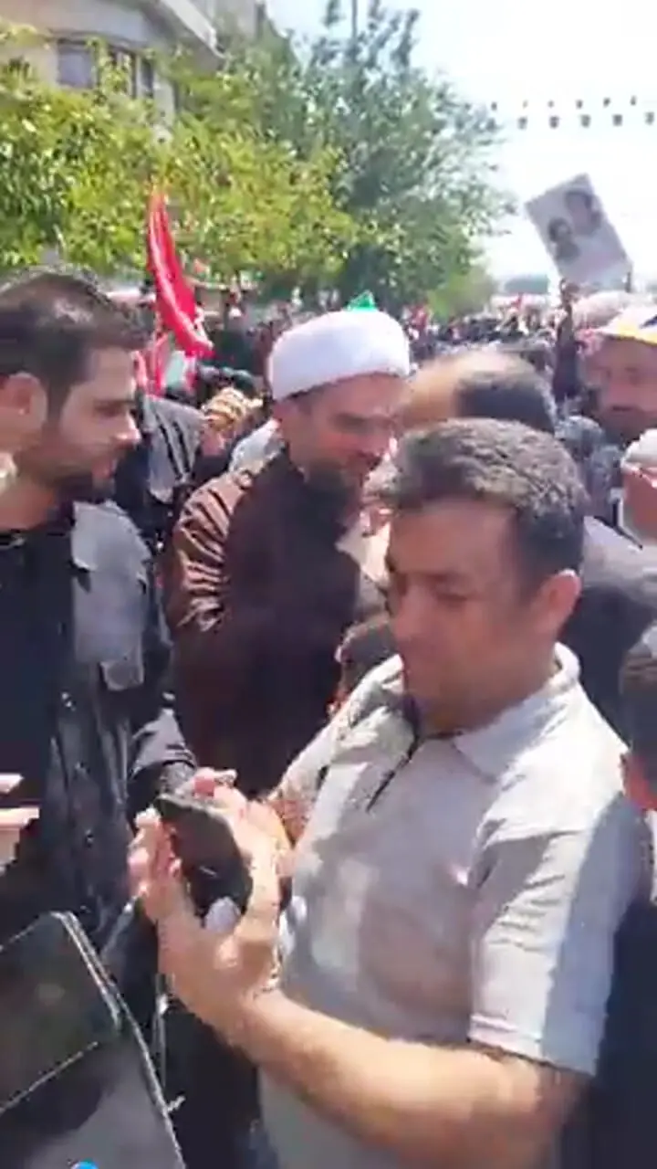 فیلم حضور پدر داغدار در مراسم تشییع همسر و دختر 14 ماهه‌ اش به‌ همراه رهبر شهید انقلاب