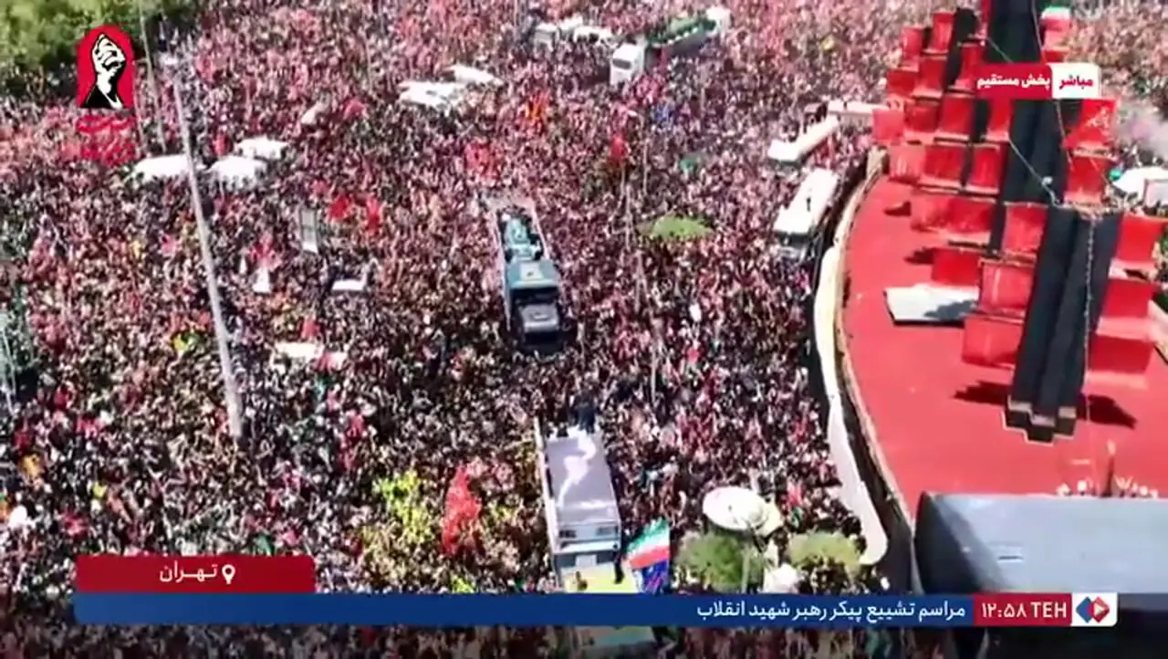 فیلم خودروی حامل پیکر امام شهید با سرعت پایین در حال گردش به‌ دور میدان آزادی برای تبرک همهٔ زائران است
