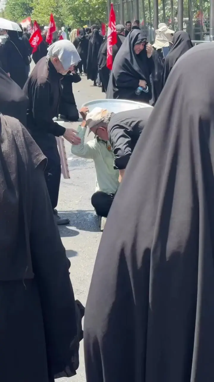 فیلم وایرال شده از سرهنگ پلیس در راهپیمایی قائد شهید 