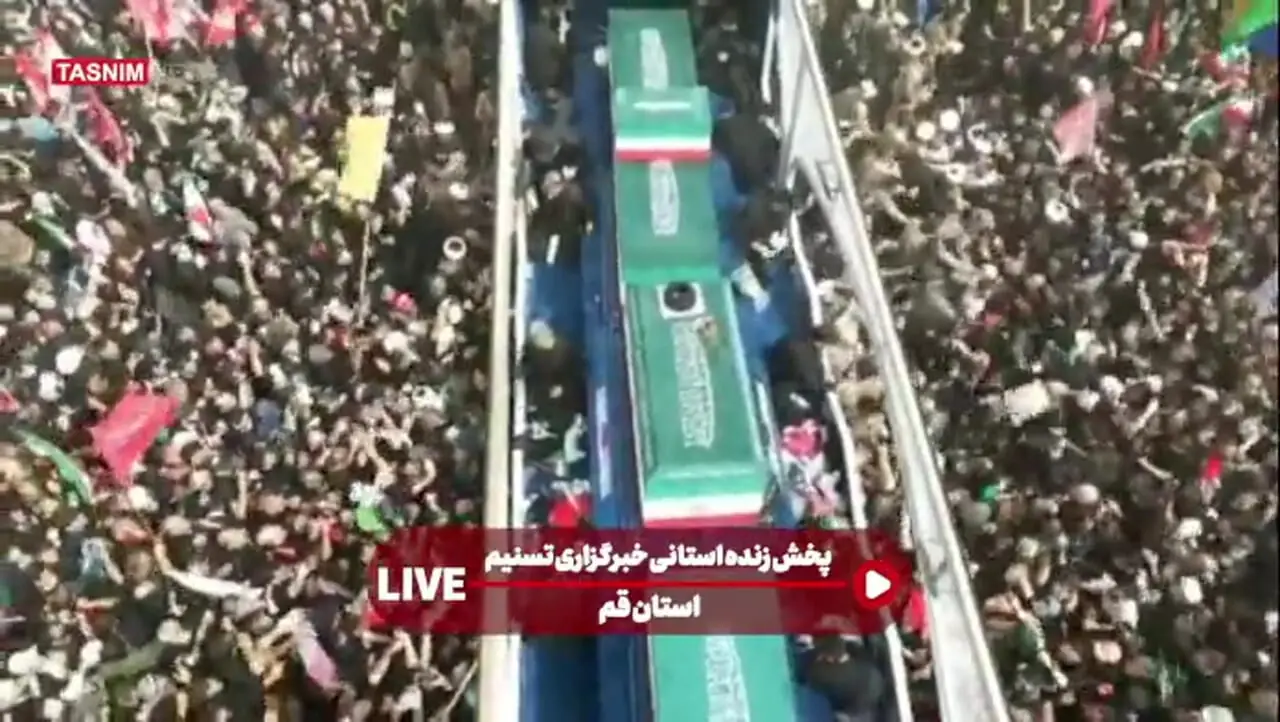 تصاویر هوایی از جمعیت انبوه عزاداران در وداع با امام شهید در قم