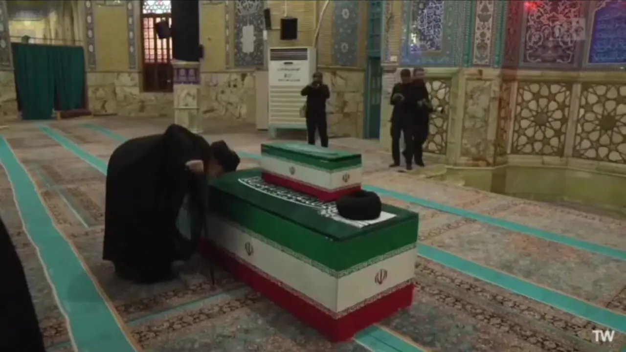 فیلم بوسه برادر رهبر شهید انقلاب بر تابوت ایشان 