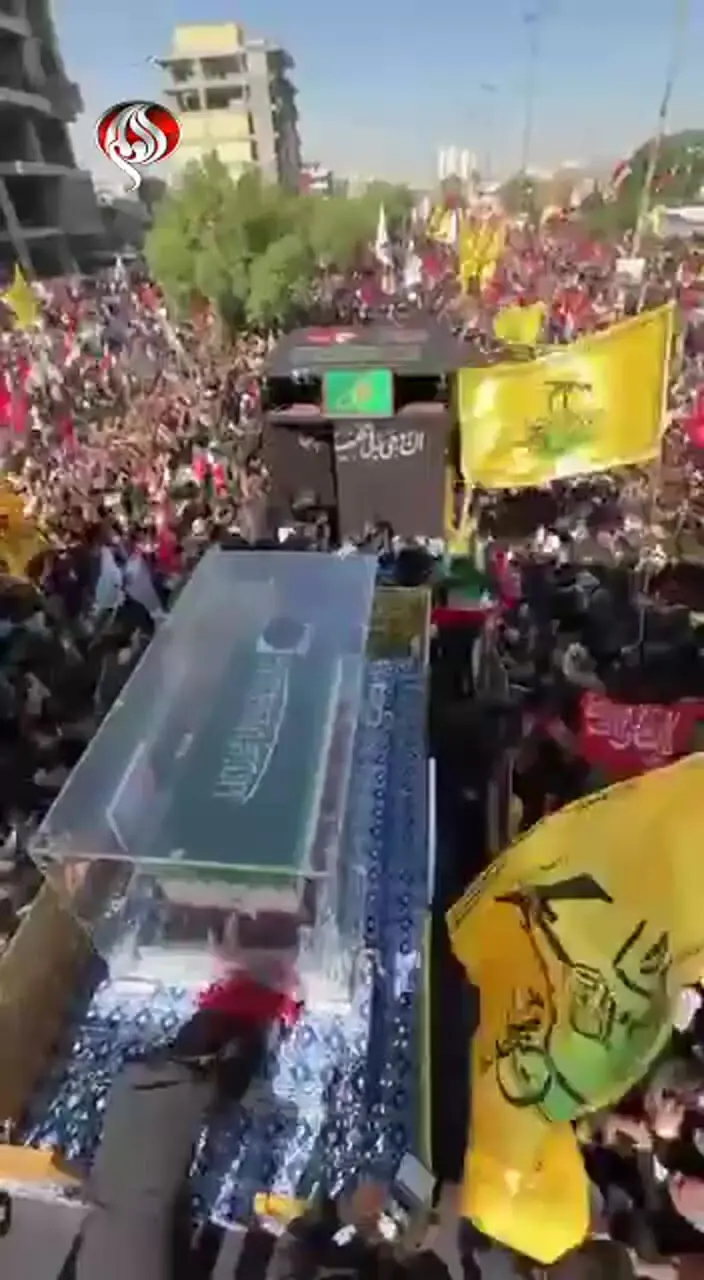 فیلم پیکر امام شهید در میان جمعیت عظیم مردم عراق 