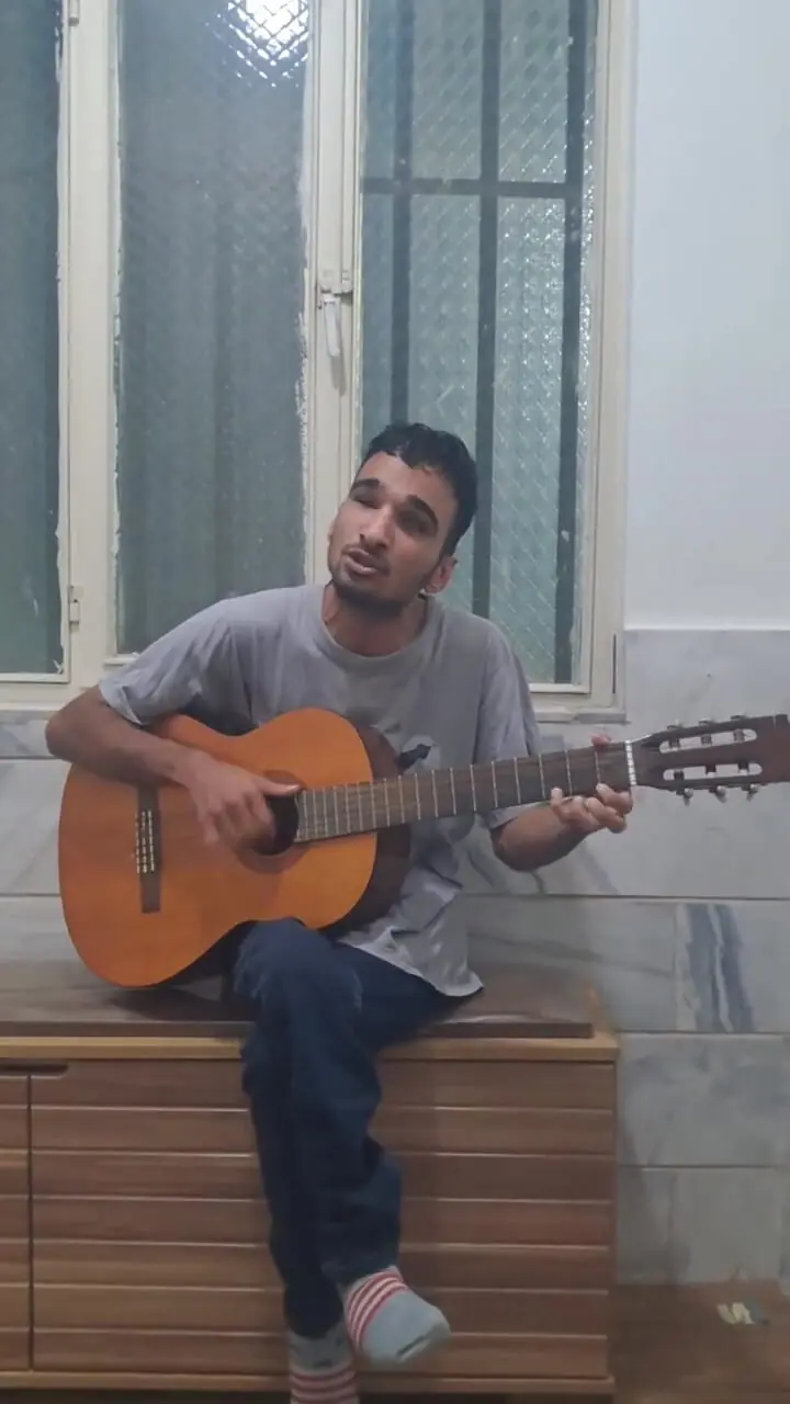 فیلم/ پسر نابینا با صدای طلایی اش وایرال شد؛ کلیپی که میلیون ها بار دیده شد