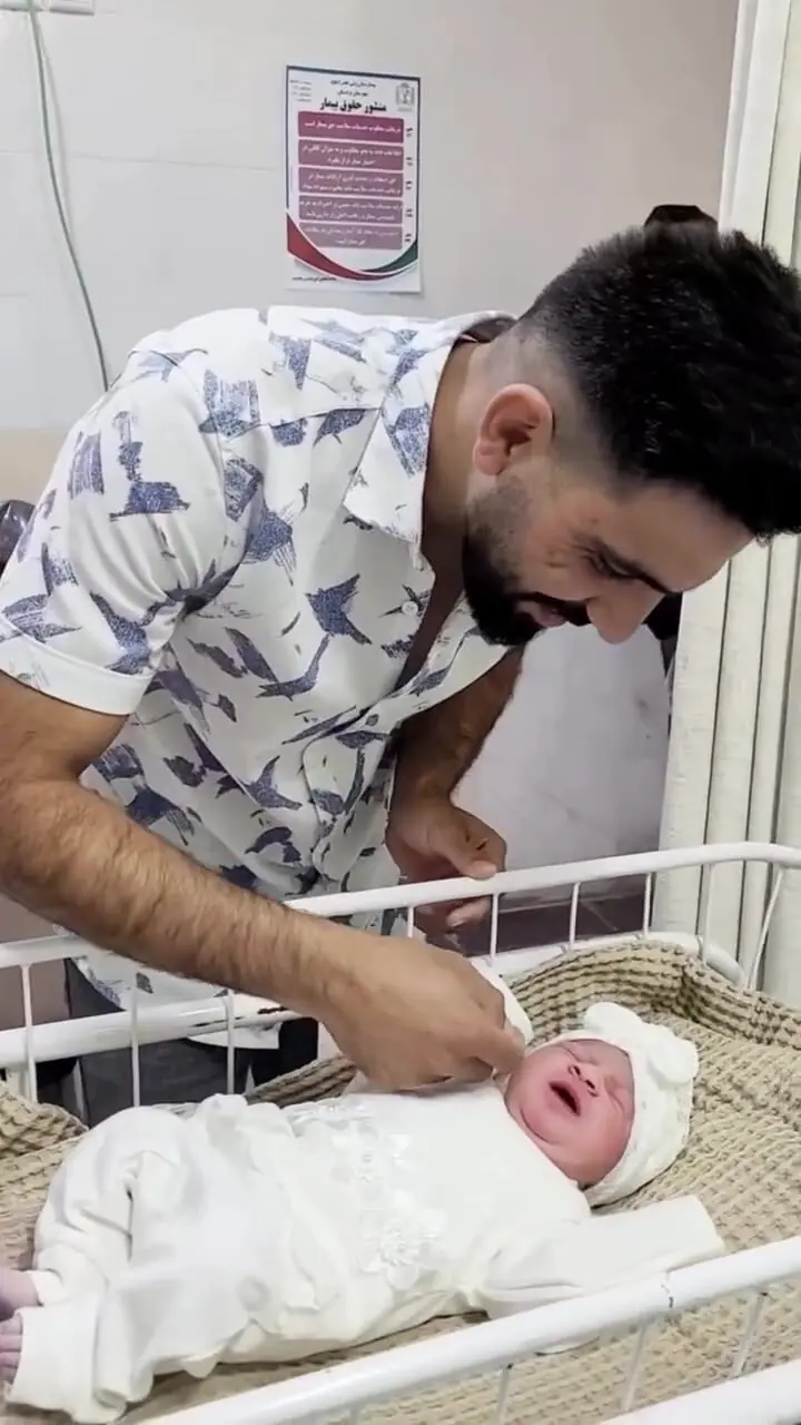 فیلم تلخ از لحظه پدر شدن سرباز شهید ارتش در حمله امریکا / علیرضا زارعی نتوانست دل سیر بچه اش را ببینیدشهادت سرباز تازه پدر شده ارتش در حمله آمریکا