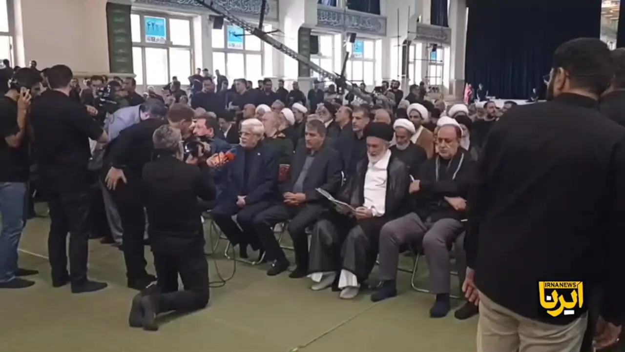 حضور 3 فرزند رهبر شهید انقلاب در مراسم بزرگداشت ایشان در مصلای تهران