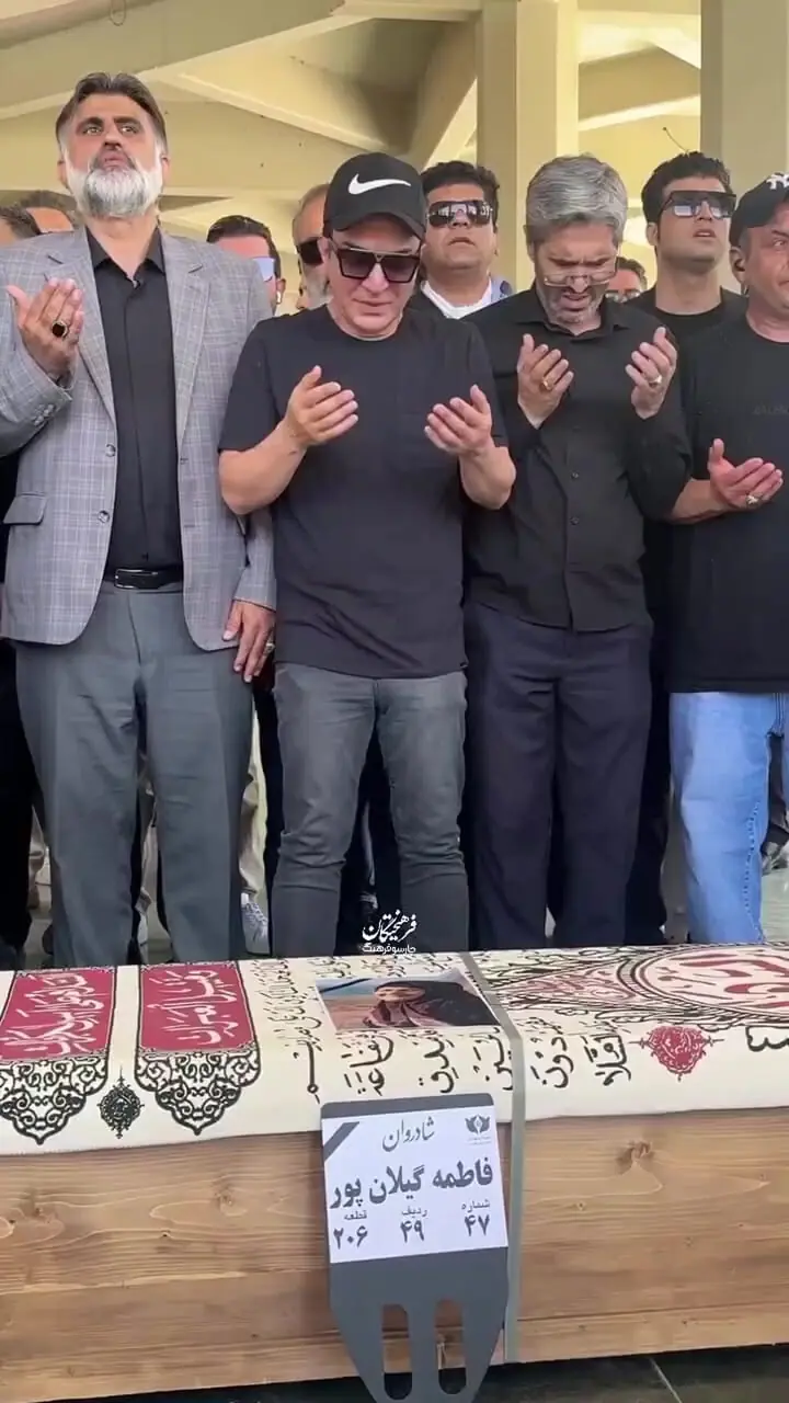 فیلم حال خراب عمو پورنگ در مراسم نماز میت مادرش و تشییع جنازه