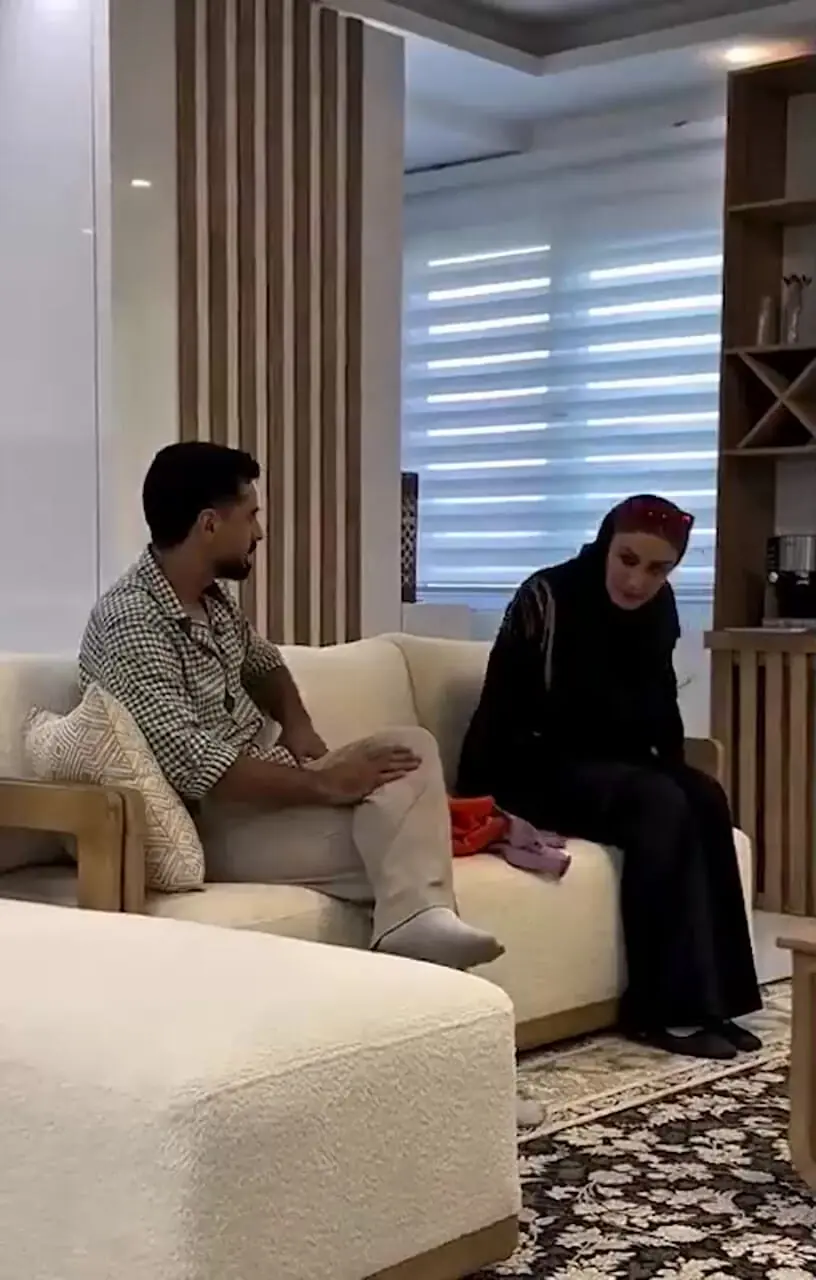 فیلم / نگاهی به دکوراسیون خانه مدرن و اصیل ایرانی مریم مومن و همسرش / از قفل دیجیتال ضد سرقت تا مبلمان خوش رنگ و دیوارهای چوب راش