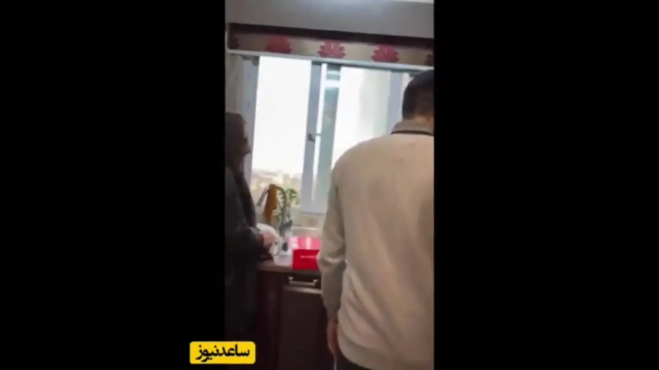 نگاهی به دکوراسیون لوکس منزل نسرین مقانلو / از مبلمان سبز سلطنتی تا تابلوهای خانوادگی و گیتار شخصی