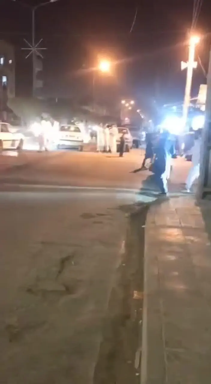 فیلم صحنه تیراندازی و سرقت مسلحانه از فروشگاه مواد غذایی در مرکز ایرانشهر