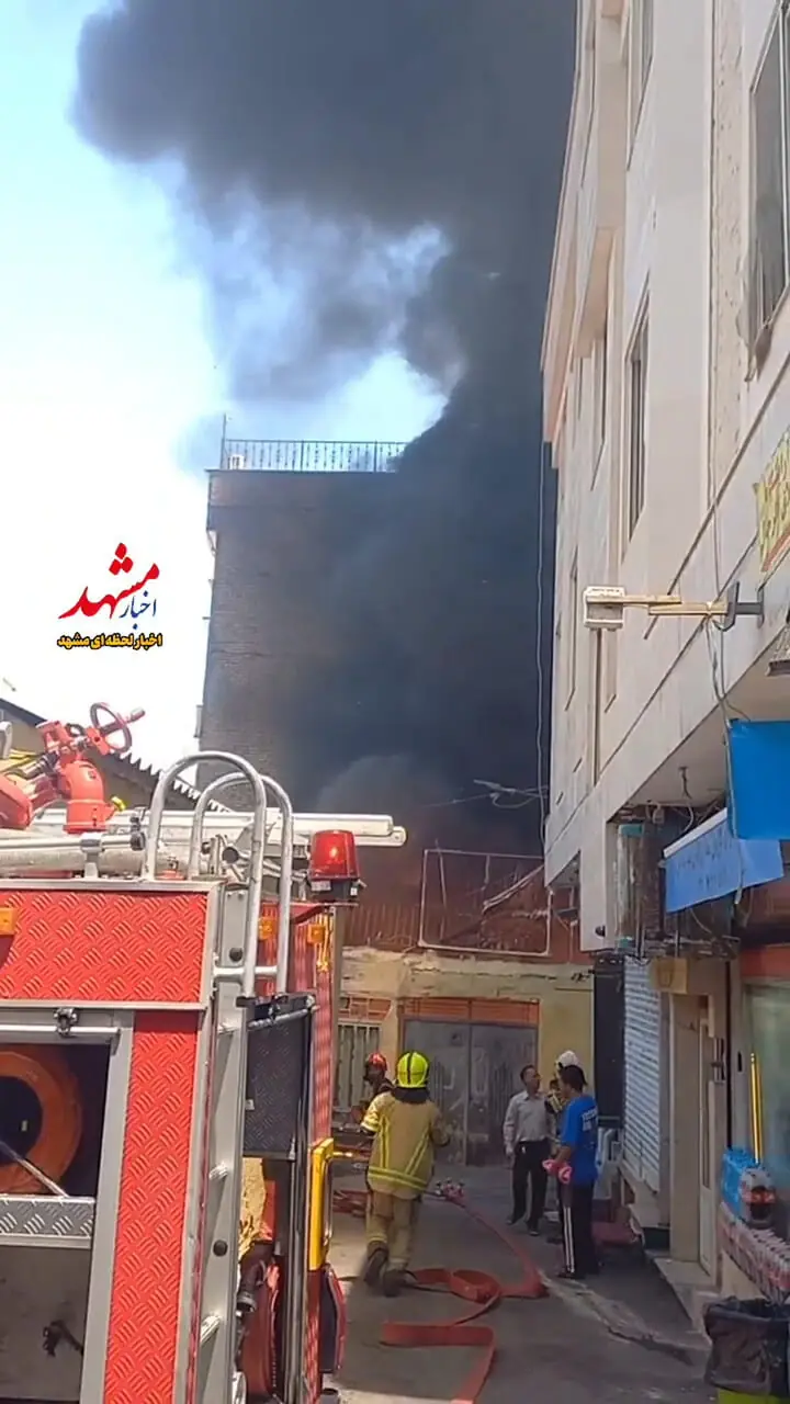 فیلم آتش سوزی یک ساختمان در مشهد / آتش نشانان در حال اطفای حریق هستند