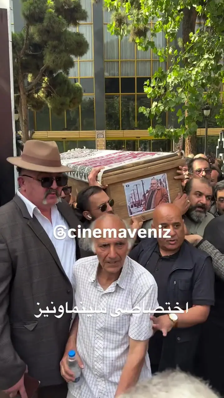 فیلم/ نگاهی به حضور بازیگران و هنرمندان در مراسم تشییع اکبر عبدی / از محسن افشانی و آزیتا حاجیان تا احمد ایراندوست
