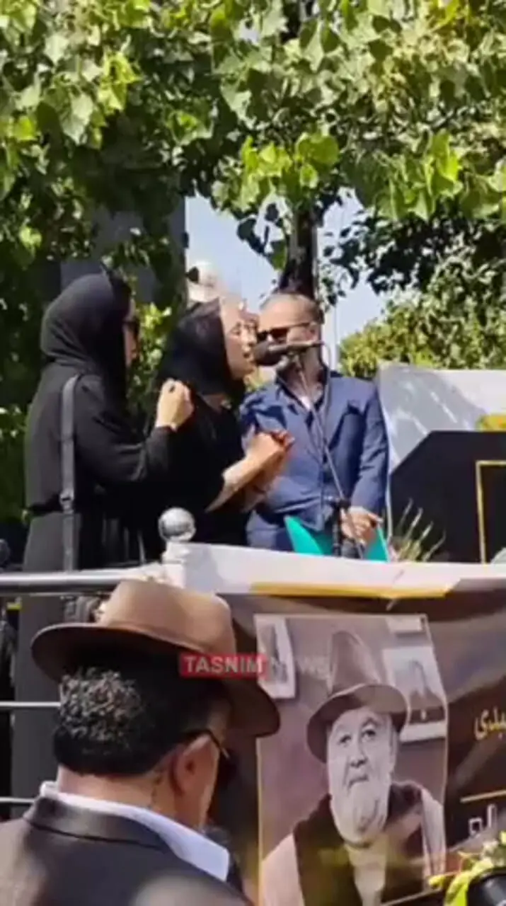 فیلم / گریه ها و حال خراب همسر و دختر اکبر عبدی در مراسم تشییع جنازه
