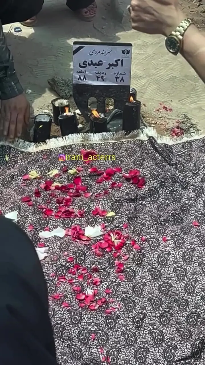 فیلم/ همسر اکبر عبدی با لباس سفید بر سر مزارش حاضر شد / نگاهی به عزداری متفاوت همسر و دختر سلطان کمدی