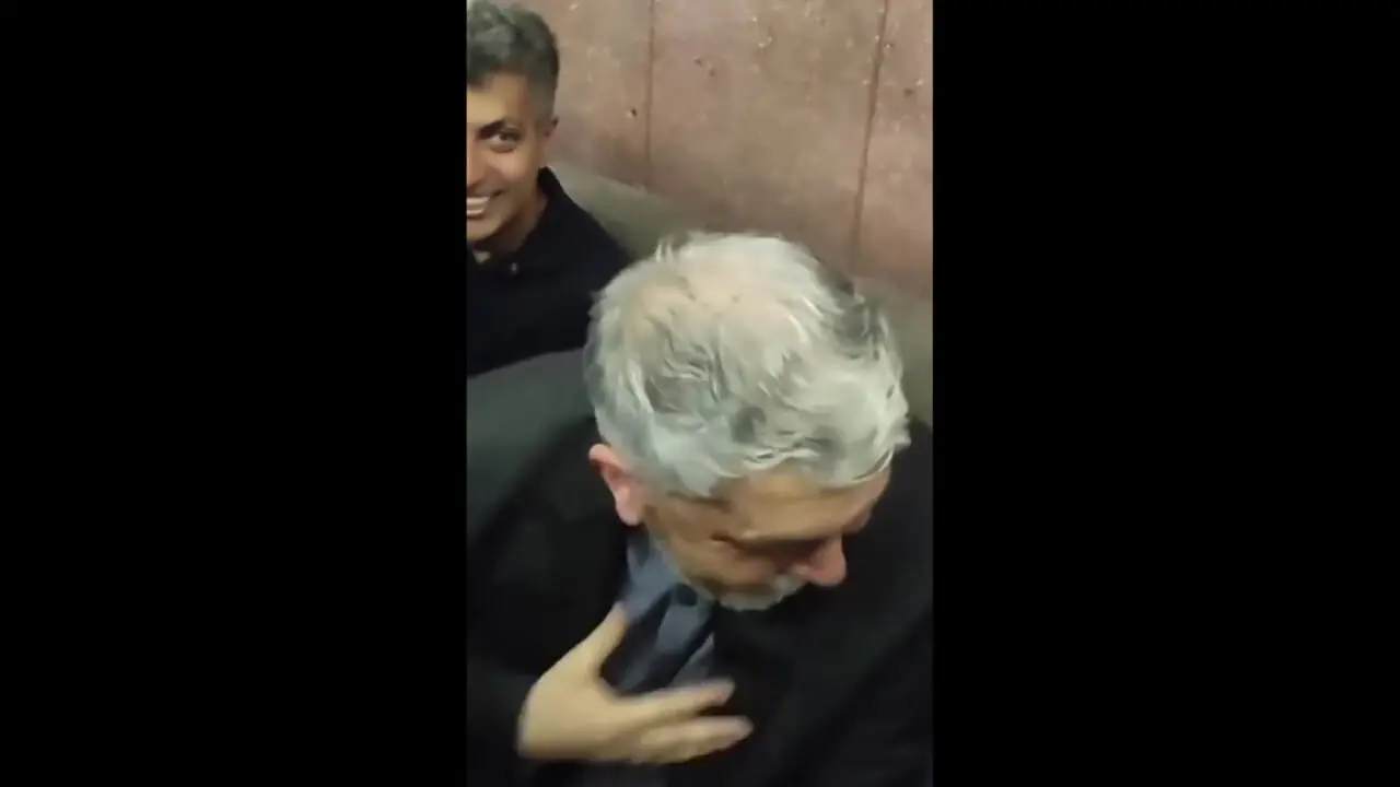 فیلم / بوسه عادل فردوسی پور به دست وزیر ارشاد / ببینید بوسه رانت نیست احترام شاگرد و استادیست