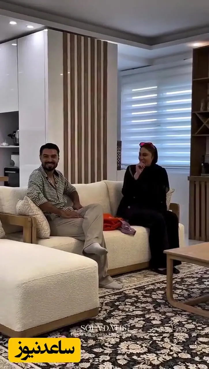 فیلم/ نگاهی به جهازبرون منزل مریم مومن نوعروس سینمای ایران به سلیقه مادر آذری اش/ اکسنت وال، مبلمان راحتی و مدرن، دیوار های جنس چوب راش، شلف مشرف به پذیرایی خانه