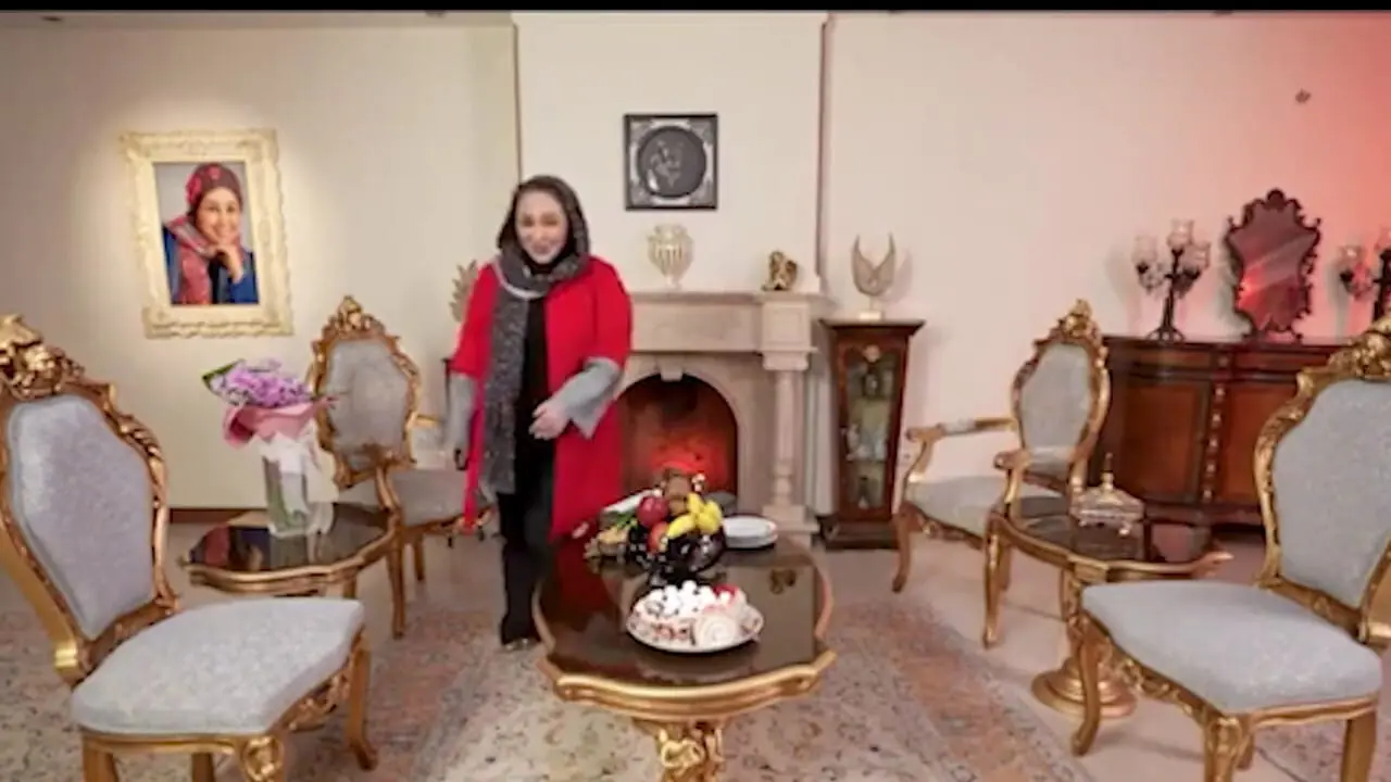 فیلم/ نگاهی به چیدمان منزل شاهانه و لوکس بهنوش بختیاری در برنامه «شام ایرانی» / از مبلمان سلطنتی و لوستر برنجی تا کابینت‌های مدرن آشپزخانه و تابلوی عکس خانوم بازیگر