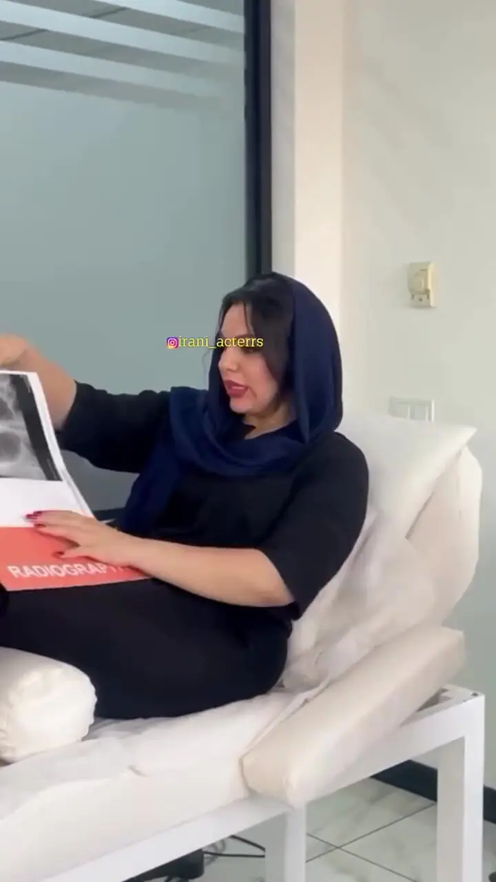 فیلم/ خانم بادیگارد نیوشا ضیعمی در مراسم تشییع اکبر عبدی کیست / ببینید خودش چه می گوید