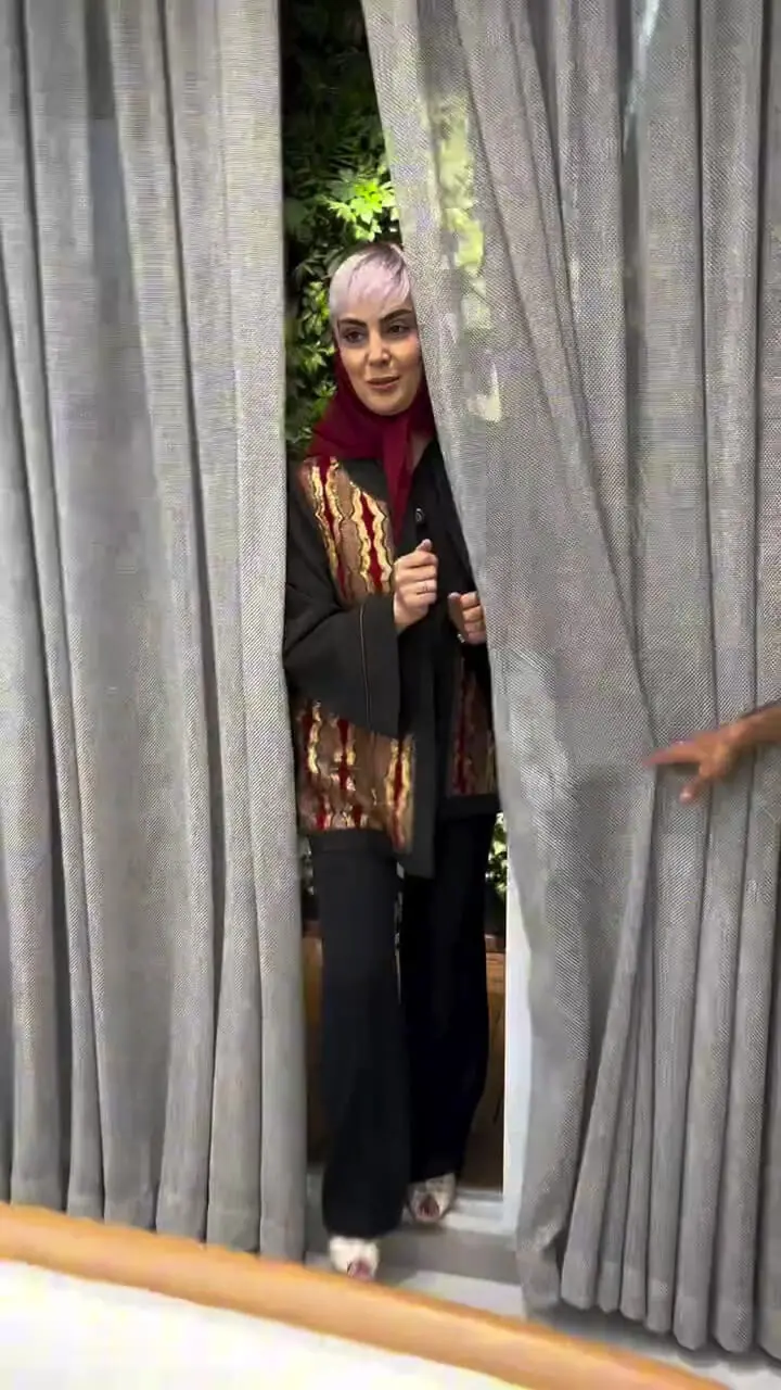 نگاهی به خانه منحصربفرد نیلوفر شهیدی با چیدمان نخل زینتی، شمعدان های پایه بلند، مبلمان مدرن کج و معوج، و فرش دستبافت ایرانی دیوار های سه بعدی / نمایشی از شکوه و اصالت ایران