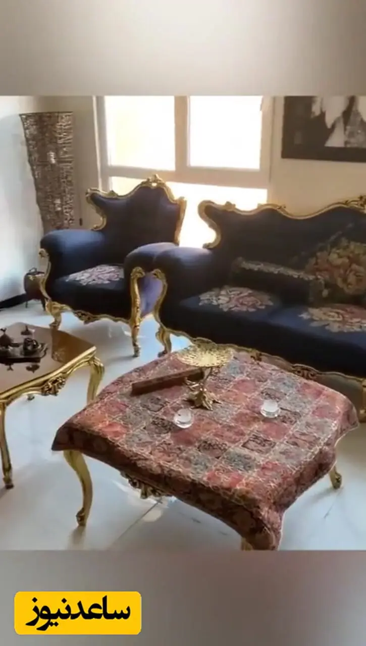 فیلم/ نگاهی به چیدمان شاهانه و سنتی منزل نعیمه نظام‌دوست/ از مبلمان کلاسیک مزین به عکس خانوم بازیگر تا رومیزی ترمه و دکوری برنجی