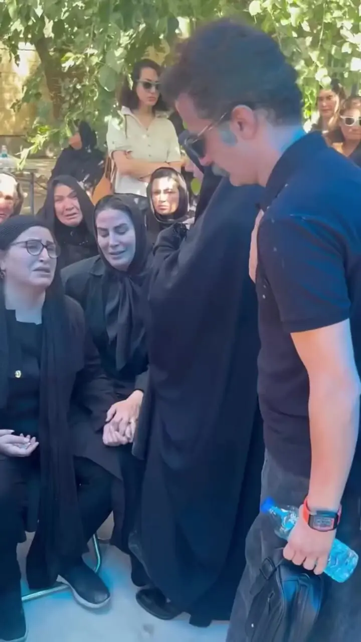 فیلم/ نگاهی به حضور بازیگران در مراسم تشییع مریم همتیان / از گریه ها تلخ خانواده اش تا حضور شیدا یوسفی و سامان صفاری