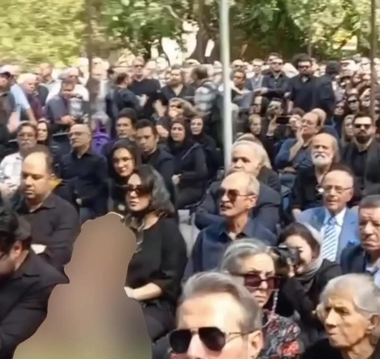 فیلم / گریه های احسان خواجه امیری در مراسم تشییع پدرش / همه حضار همراهی اش کردند