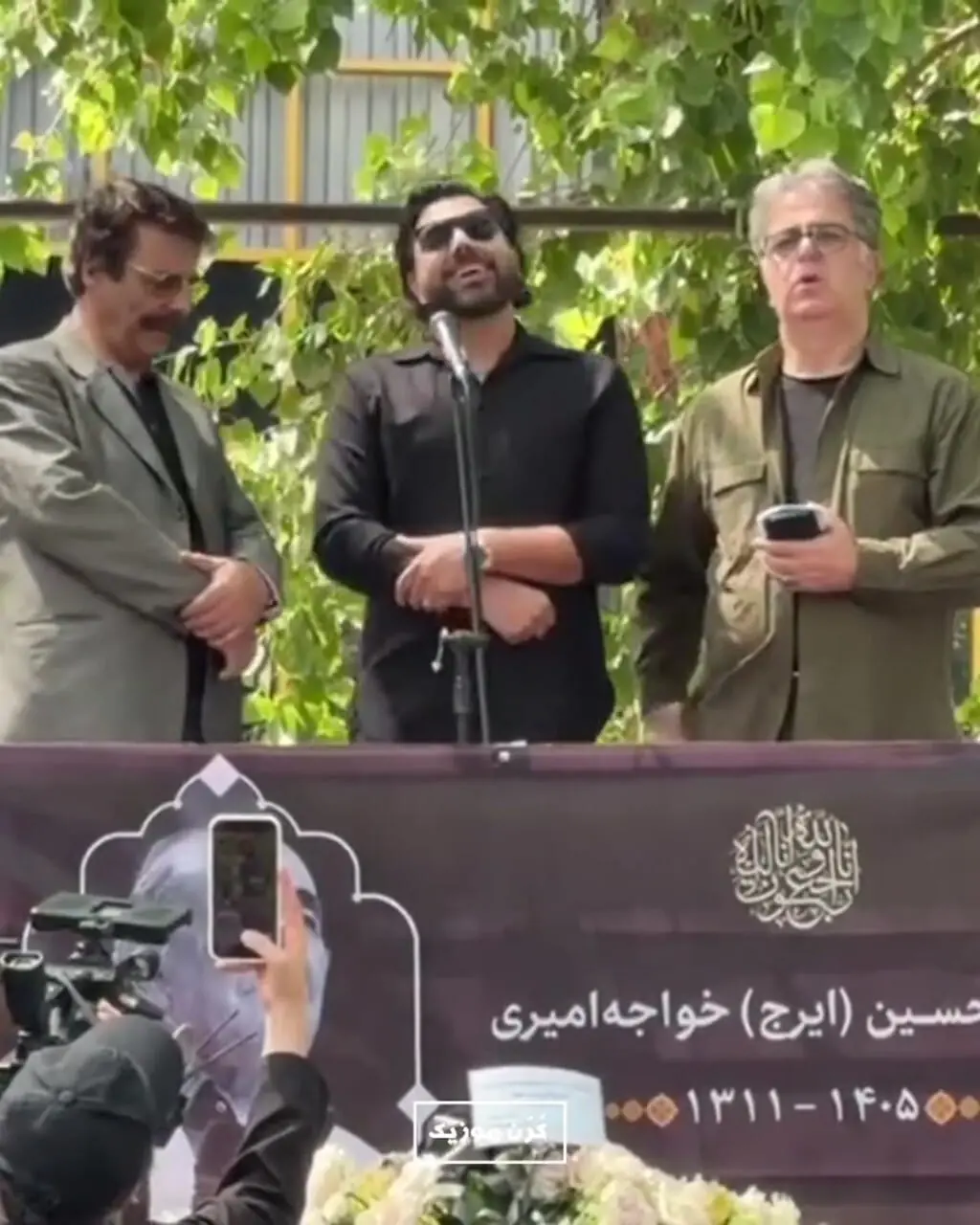 فیلم آوازخوانی غمگین احسان خواجه امیری در مراسم تشییع پدرش