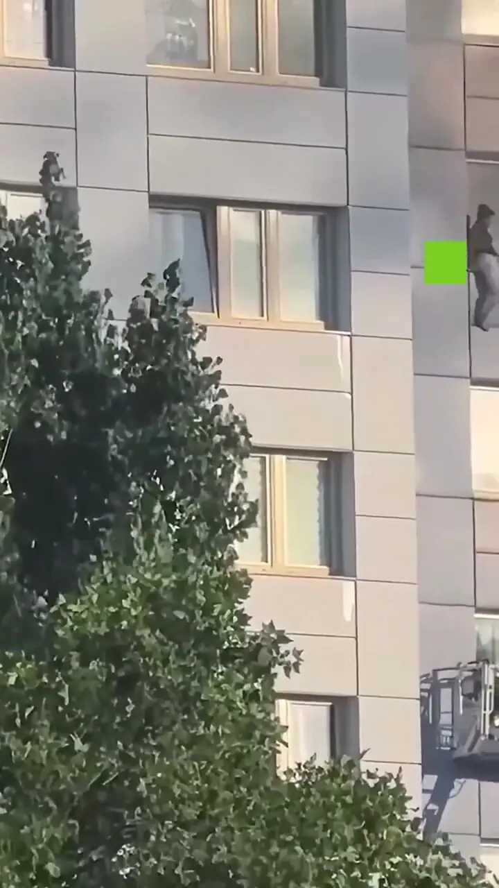 فیلم لحظه نجات معجزه‌آسای زن از طبقه یازدهم/ پرش مرگ و زندگی در آتش‌سوزی ساختمان 15 طبقه