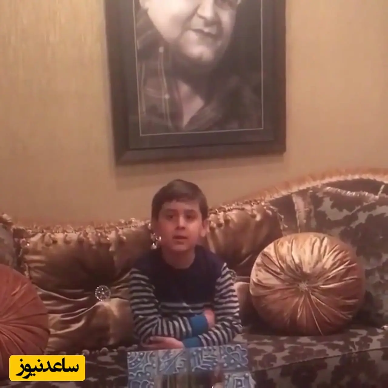 فیلم/نگاهی به چیدمان منزل شاهانه و مجلل مرحوم  اکبر عبدی کمدین نوستالژی و همسرش/ از مبلمان طلایی و مدرن تا کتابخانه پر ار کتاب سلطان کمدی ایران