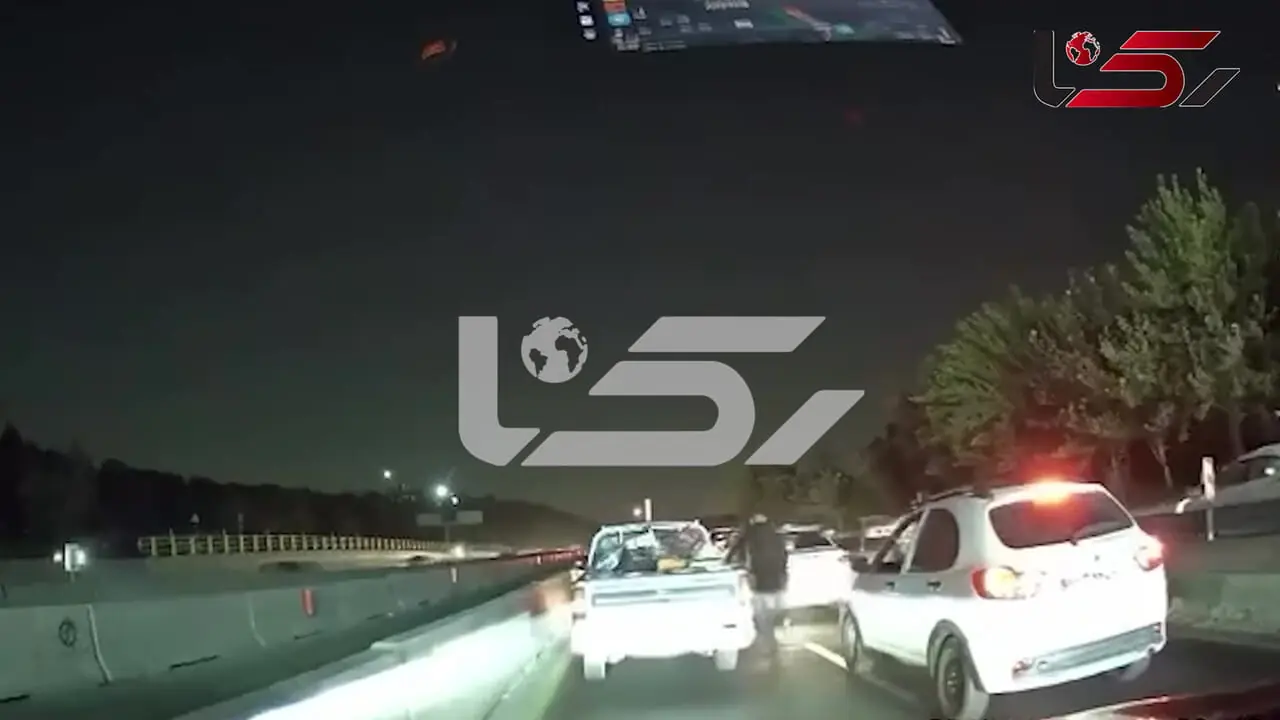 فیلم / سرقت خشن گوشی موبایل از زن جوان در ترافیک اتوبان چمران تهران  با تهدید چاقو/ لحظه‌ به‌ لحظه دزدی در دوربین خودرو ثبت شد