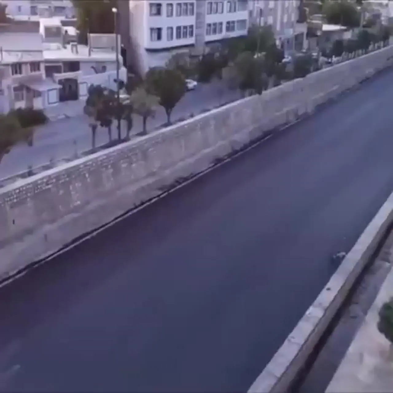 فیلم / آسفالت بستر رودخانه در الیگودرز؛ توسعه شهری یا ساخت‌ و ساز روی مسیر سیلاب؟