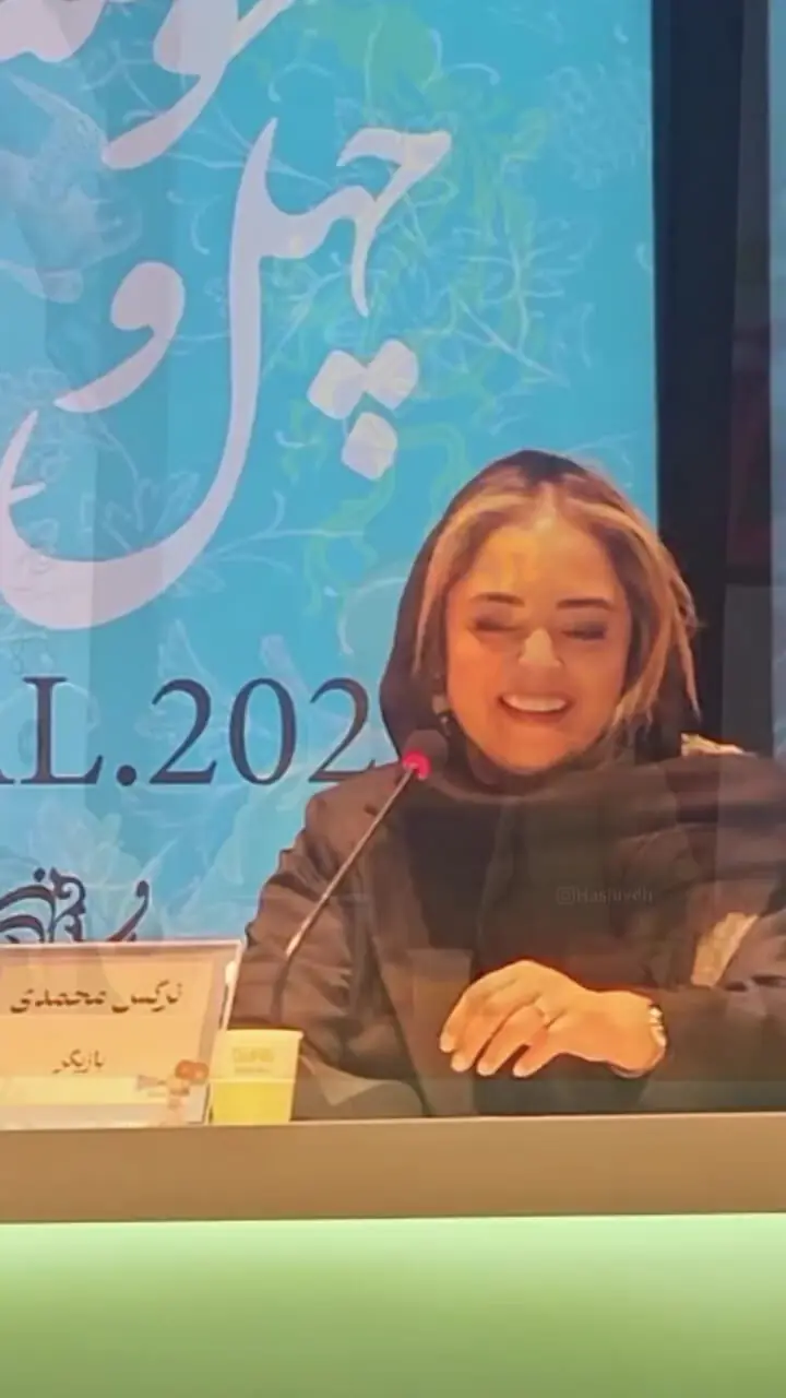 فیلم/ یادی کنیم از بوسه عاشقانه نرگس محمدی برای علی اوجی جلوی همه/ احترام و ابراز علاقه خاص این زوج که همه باید یاد بگیرند