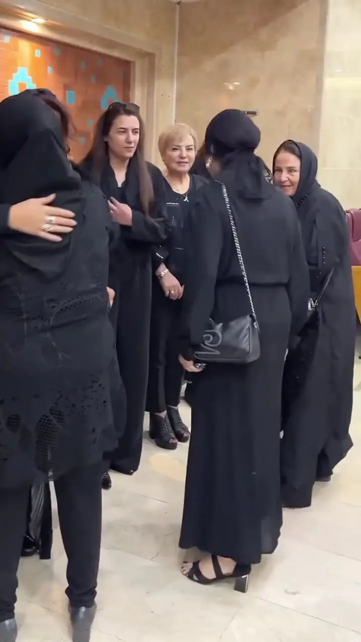 فیلم/ استایل متفاوت کمند امیرسلیمانی و مادر در مراسم ختم / وقتی مادرش خانم بازیگر مشهور را نشناخت!